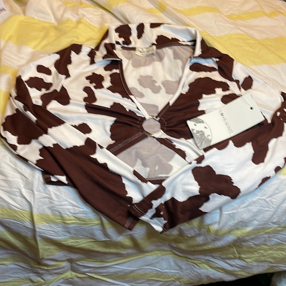 Long sleeve cropped shirt .